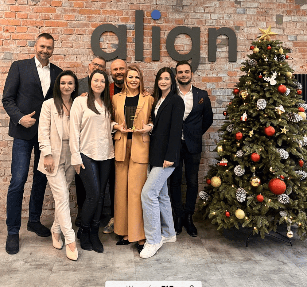 DR N.MED. MAŁGORZATA MAJEWSKA-PARADOWSKA ODBIERANAGRODĘ INVISALIGN PREMIER