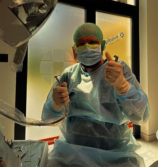 dr Grzegorz Paradowski - implantolog podczas zabiegu i procesu gojenia